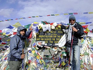 Day 6 | It is a steep climb to the 5400m high Thorangla Pass. Finally the prize of the hard work. A chorten at Thorang-La Pass and the momento of the visit.