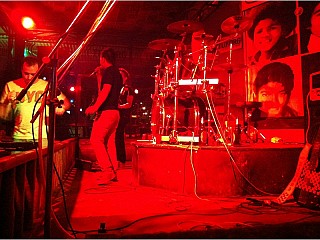 Live band performing the song "I'm Yours" by Jason Mraz at Reggae Bar Thamel